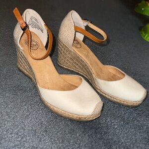 White Mountain Closed-toe wedge shoes. Size 7